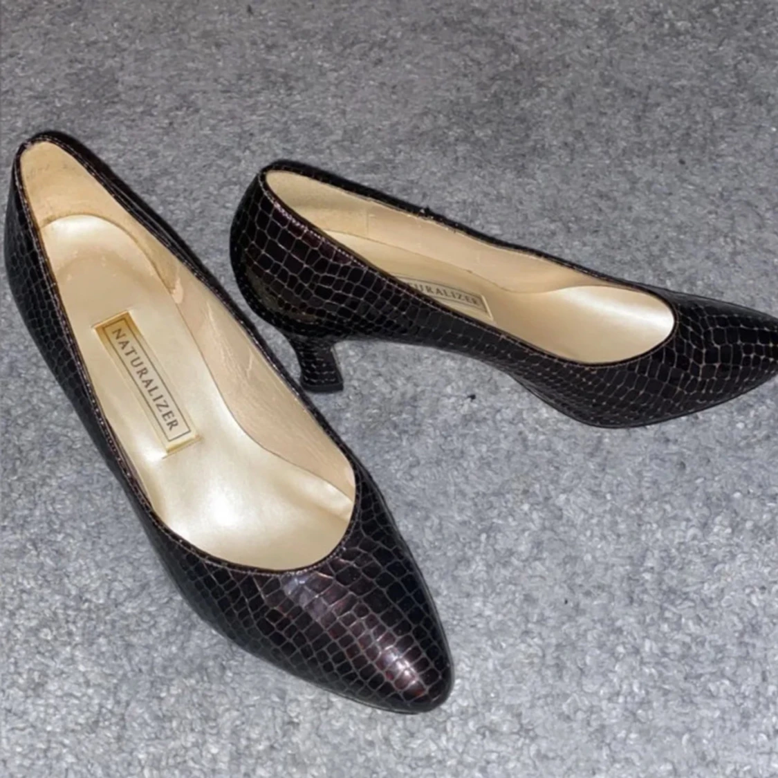 Brun svarta pumps från Naturalizer - 2