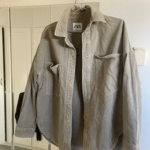 Zara jeansjacka - Säljer min fina jeans jacka från zara! nypris:399kr🤎