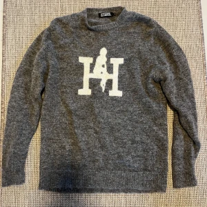 Hysteric glamour knit - Stickad grå tröja från det japanska märket Hysteric Glamour. Strl M, riktigt bra skick 🙌