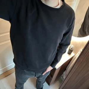 Sweatshirt från Jack & Jones - En sweatshirt från Jack & Jones, tillverkad av 70% bomull och 30% polyester. Har använts en del gånger men är fortfarande i väldigt bra skick. Ordinare pris: 399 kr