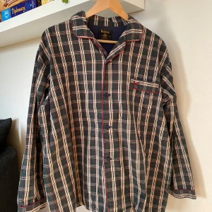 Flerfärgad skjorta - Bra skick, nästan aldrig använd.