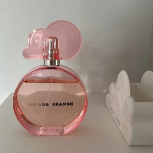 Pink cloud Ariana Grande 100 ml - Pink cloud Arina Grande edp 100 ml 🌸 Lite använd, se bild. Köpt på H&M för 849kr 🍬
