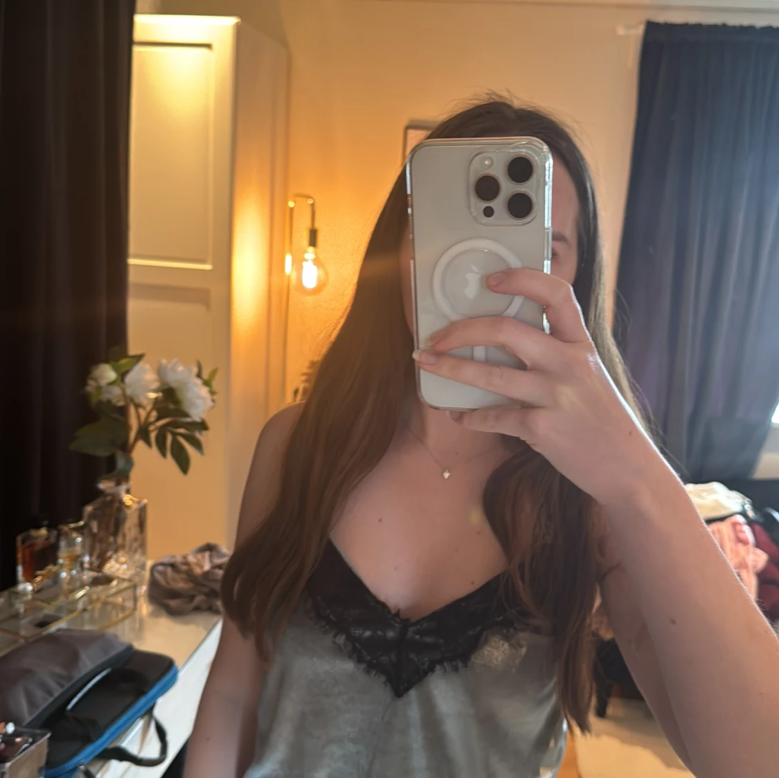 Grönt linne med spetsdetaljer