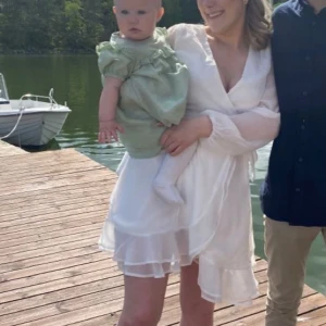 Vit omlottklänning från Bubbleroom - En vit omlottklänning från  occasion Bubbleroom kollektionen  med långa ärmar och knytband i midjan. Perfekt till student och avslutning 💘🥂 Ändvänt Max 3 gånger 