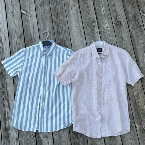 T-shirt skjortor  - Snygga kortärmade skjortor från Jack & Jones  och Only and sons i blå och vit randigt och beige. Skjortorna har knappar framtill och en klassisk krage. Perfekt för en avslappnad stil i sommar. Inga defekter och använda endast ett par ggr. Hör av dig vid funderingar båda är i XS