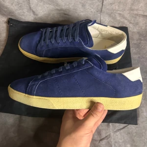 Saint laurent SL/06 sneaker (NYSKICK) - Mycket fint skick (nyskick) sulan är mindre gul i vanligt ljus| Size 43 1/2 passar 44  | Följare får 100 kr rabbat | fraktar spårbart inom 24 timmar med PostNord eller instabox | dustbag och påse för snören medföljer 