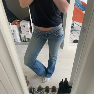 Low waist jeans från Lee - Säljer dessa super snygga low waist jeans från Lee!! Jag är 170cm, midjemått ca: 74 cm, innerbenslängd ca: 84cm