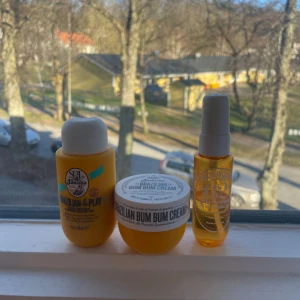 Hudvårdsset från Sol de Janeiro - Säljer ett hudvårdsset från Sol de Janeiro som inkluderar Brazilian 4 Play Moisturizing Shower Cream-Gel, Brazilian Bum Bum Cream och Brazilian Crush Bodymisten. (Allt är ungefär använda till 50% använda men den är mer i brazilian bum bum cream) Allt är fortfarande fräscht)