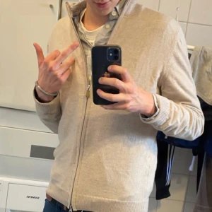 Stenström zip tröja - Säljer en stilren beige kofta med dragkedja.       (Ny pris 2500kr) knappt använd 