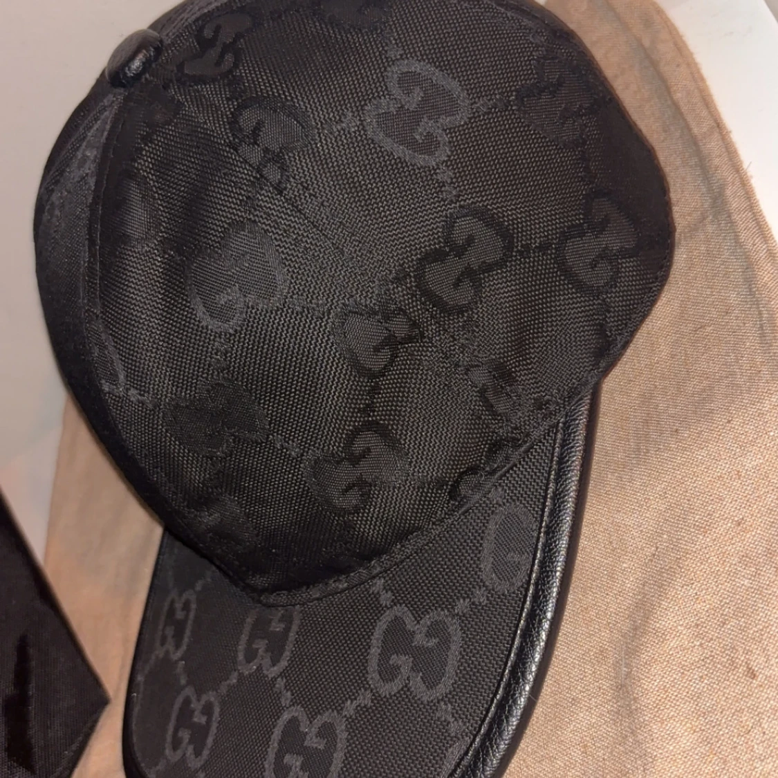 Svart keps med mönster