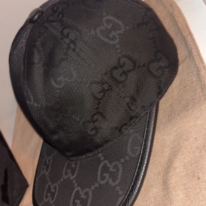 Svart keps med mönster - Snygg svart keps med diskret mönster. Perfekt för en stilren look. Passar till många olika outfits och tillfällen.