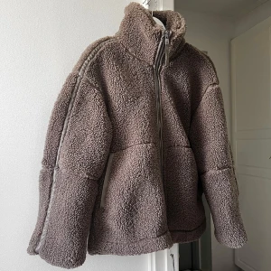 Brun teddyjacka - Den slutsålda teddyjackan från HM i storlek S. Fint skick!☺️