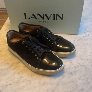 Svarta sneakers från Lanvin - Super snygga lanvin captoe i mycket bra skick, box och dustbag ingår, vid frågor eller tankar tveka inte på att skriva mvh Oskar 
