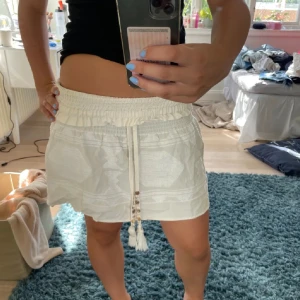 Vit zara kjol - Intressekoll på denna SUPER FINA KJOL!💕💕Lånade bilder. Funderar på att sälja den för att den inte passar💕