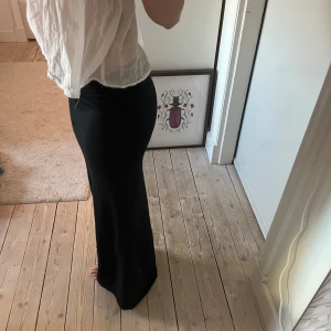 Low waist kjol - Den populära Low waist folded maxi skirt ifrån Nelly💓Den är helt ny och aldrig använd, prislappen är kvar. Xxs men passar xs/s