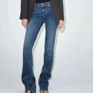 Blå bootcut jeans - Snygga blå bootcut jeans med hög midja. Perfekta för en avslappnad men stilren look. Passar bra till både sneakers och klackar. Ifrån Zara och i storleken 38! 