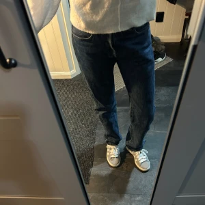 Levi's 501 jeans - Säljer mina supersnygga Levi's 501 jeans i mörkblå denim. De har en rak passform, låga i midjan och används ett fåtal gånger🫶