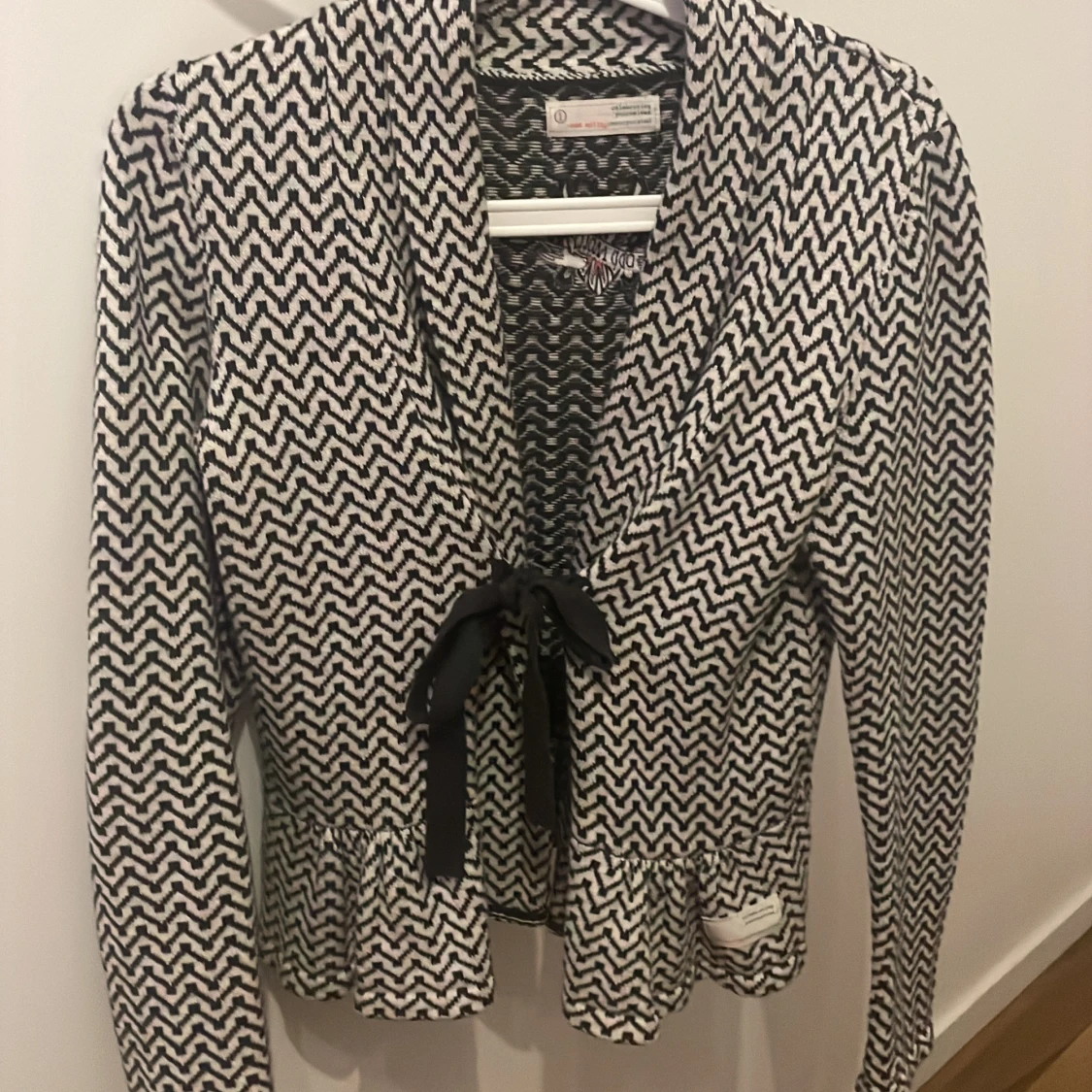 Svartvit mönstrad jacka från Odd Molly