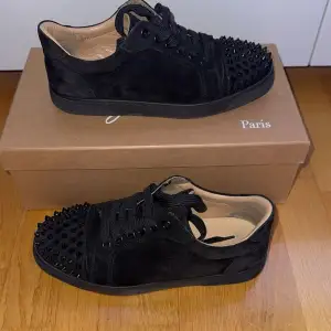 Snygga svarta sneakers i mocka från Christian Louboutin med nitar. Skorna är i bra skick, nitarna, skosnöret, sulan osv allt är i sin ordning. En storlek upp eller ner spelar inte jätte stor roll då de är väldigt bekväma i storleken. Skriv gärna vid frågor🖤