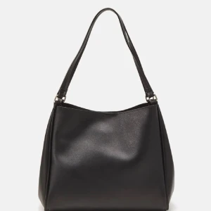 Svart axelväska - Snygg och stilren svart axelväska i skinn med enkel design. Perfekt för att bära med sig det nödvändigaste med stil. Väskan har en bekväm axelrem och en rymlig insida.