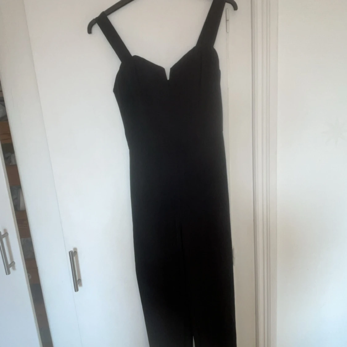 Svart jumpsuit med breda axelband - 1