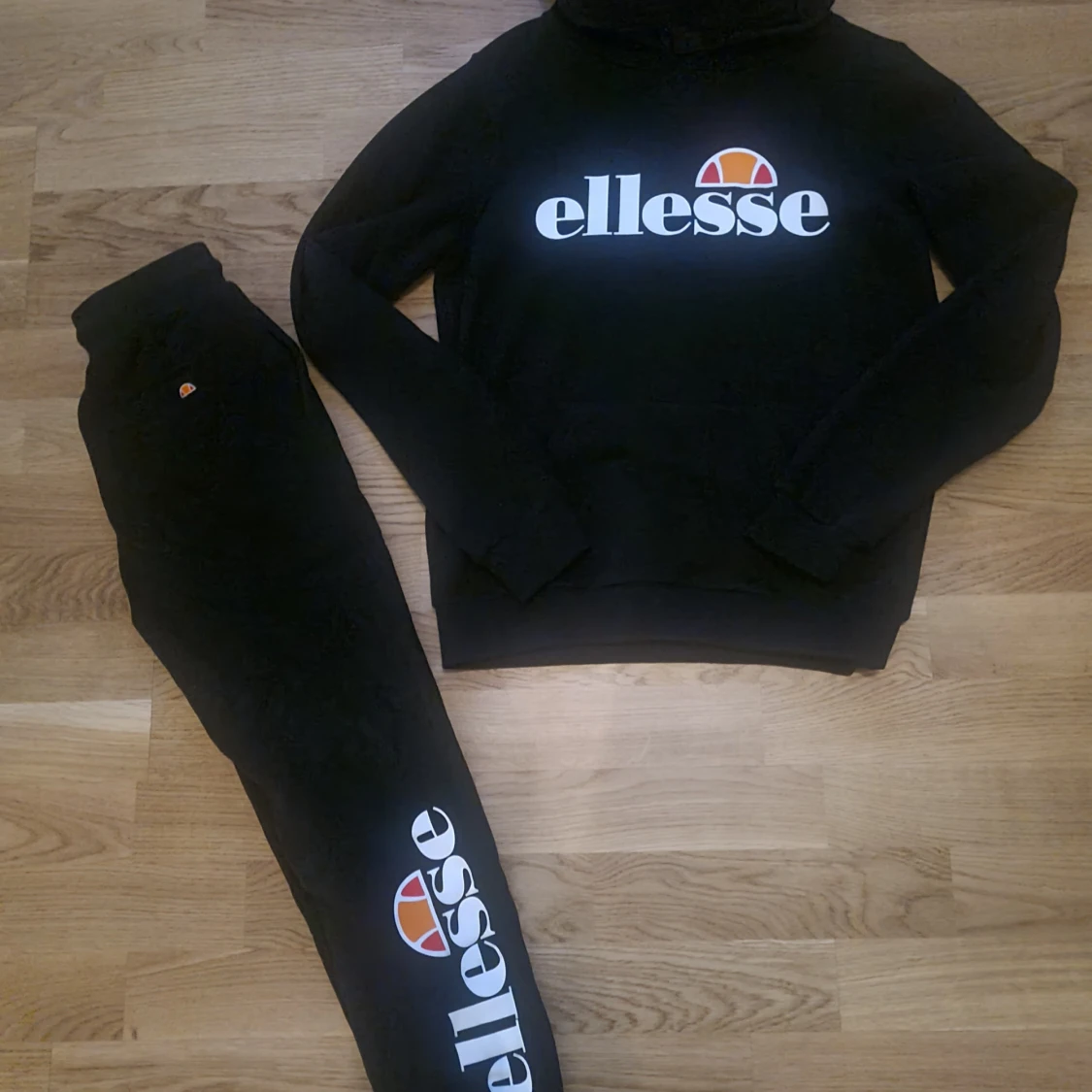 Svart hoodie från Ellesse - 1