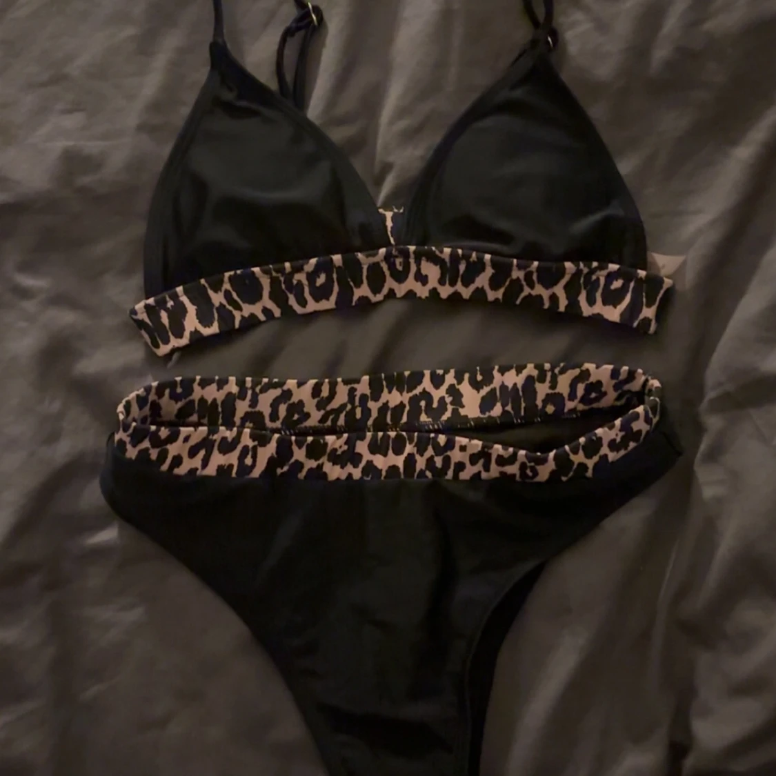 Svart bikini med leoparddetaljer