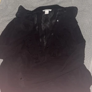 Blus - Säljer denna svarta jätte fina blus i storlek 170 då den är för stor för mig . Inga defekter 💗💗