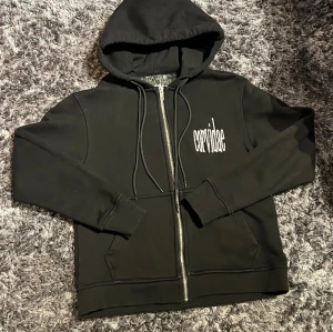 Corvidae Hoodie - Corvidae hoodie, size S Sitter ganska cropped, passar perfekt på mig som är 170 Finns inte kvar å köpa hos corvidae