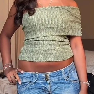 Grön offshoulder topp - Snygg grön offshoulder topp i ribbat material. Inga defekter och aldrig använd💚
