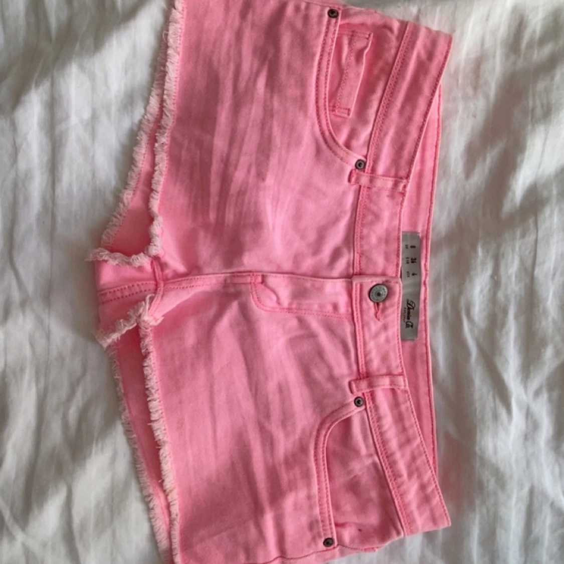 Rosa lågmidjade  jeansshorts - 1