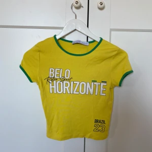 Gul t-shirt från Bershka - Säljer dena Brasilien t-shirt från Bershka i strl S. Aldrig använd. 