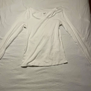 Vit och grå långärmad topp från lager 157 - Säljer två långärmade toppar från 157, en i vit och en i grå. pris: en för 39 kr, båda för 59 kr
