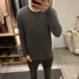 Merinoull tröja - Sjukt snygg merinoull från singular society! Skick 10/10 i storlek S. Pris 900