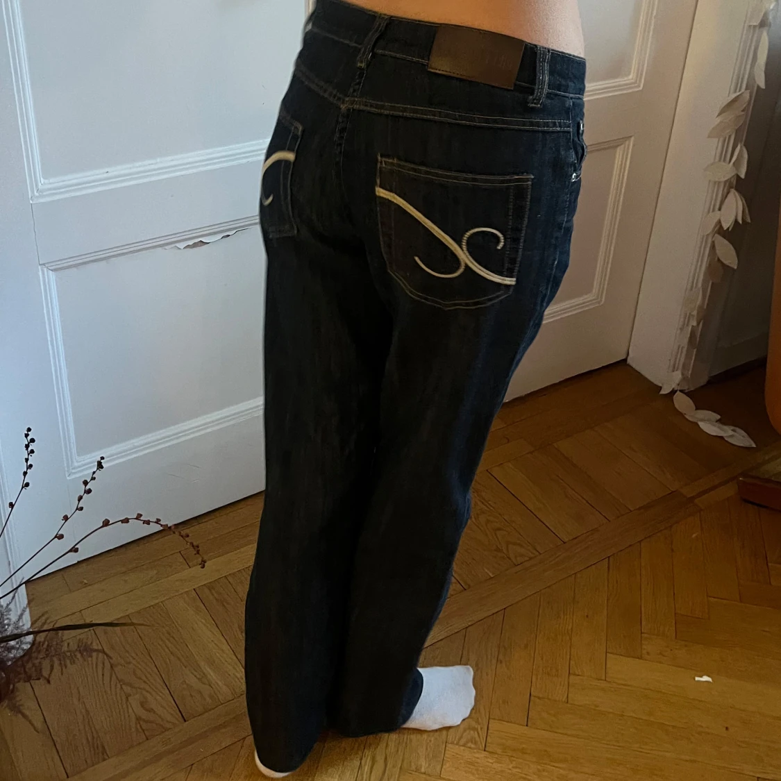 Mörkblå baggy jeans med dekorerade bakfickor - 1