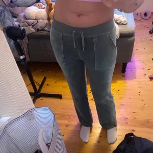 Ljusgröna juicybyxor - Säljer mina ljusgröna juicybyxor då jag inte använder dom, storlek S.