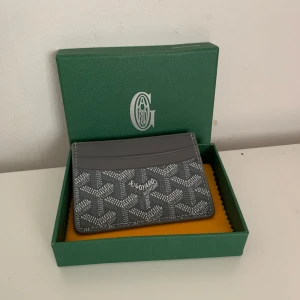 Grå plånbok - En grå plånbok som är perfekt för att hålla dina kort i.