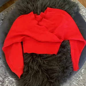 Röd omlott topp - Snygg omlott topp från shein. Kan vara off shoulder eller som den är i omlott. Passar med lackade tights eller kostymbyxor.