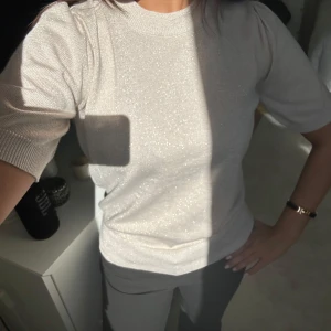 Beige glittrig topp - Jättefin stickad glittrig topp som knappt är använd💕sitter som en S