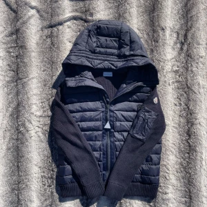 Blå moncler cardigan - Säljer nu en skit snygg moncler cardigan för ett bra pris. Knappast använd, inga defekter. Alla NFC och QR koder funkar som vanligt. Jackan är äkta. Priset kan diskuteras. Hör av dig vid minsta lilla intresse eller frågor. MVH Filip😁