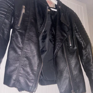 Voyelles biker skinnjacka - Voyelles biker skinnjacka i riktigt fint skick. Endast använd ett fåtal gånger. Är storlek 38 men sitter som 36! Kan komma med fler bilder om det önskas. 