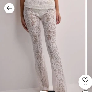 Vita spetsbyxor - Snygga vita spetsbyxor med ett elegant mönster. Byxorna har en tight passform och är perfekta för en stilren look. De är högmidjade och har en vacker spetsdesign som ger en romantisk känsla.