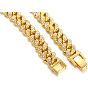 Guldpläterat halsband med glittriga detaljer - Snyggt guldpläterat halsband med glittriga detaljer. Kedjan har en robust design med infattade stenar som ger en lyxig känsla. Perfekt för att lyfta vilken outfit som helst.