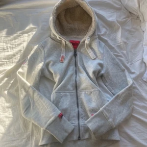 Grå tjocktröja med fluff i luvan  - .Jätte fin tjocktröja med fluff i luvan inga skador eller defekter❤️ köpte den på Vinted med den passade inte som jag ville så säljer om den storlek S men skulle säga att den passar xs också dem första två bilderna är lånade från tjejen jag köpte den av ❤️