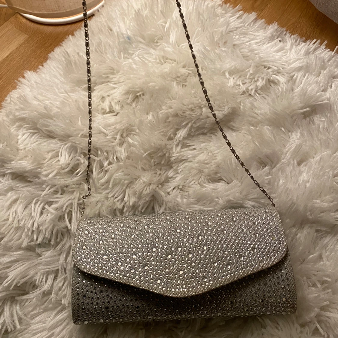 Glittrig silverfärgad kuvertväska