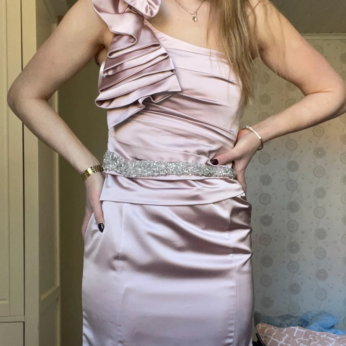 Champagnefärgad balklänning - 1