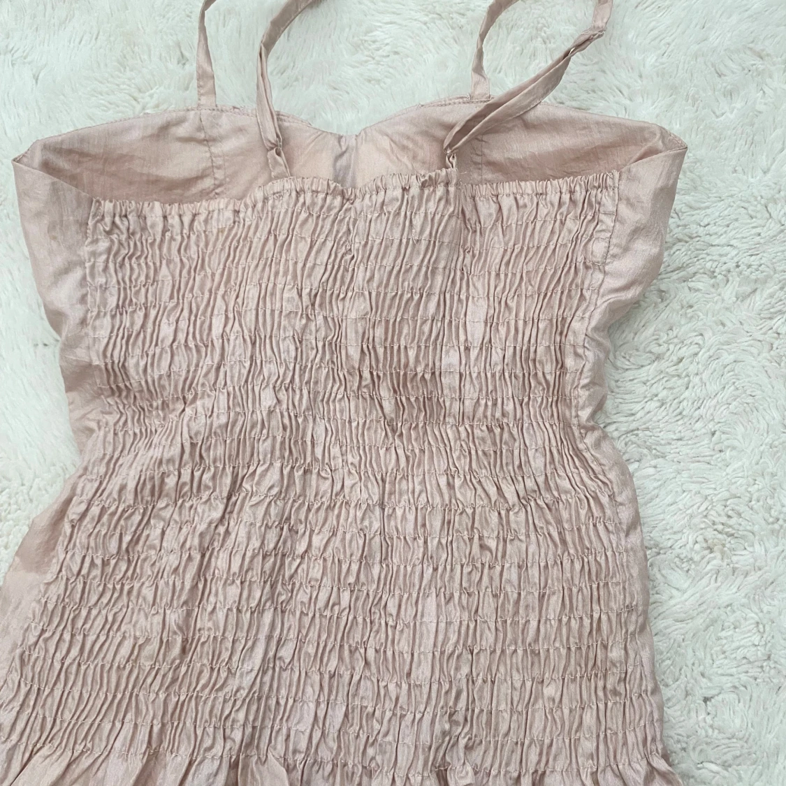 Rosa ärmlös blus med volangdetaljer - 2