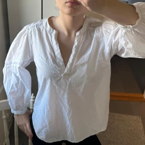 Vit långärmad blus med broderi - Säljer denna lite oversized blus från hm💕💕kommer inte längre till användning. I stolen xs men passar mig som vanligen bär s