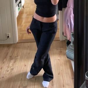 Svarta kostymbyxor - Säljer dom super populära låg midjade kostymbyxorna från bikbok i modellen Vera!💗andvända ett fåtal gånger och är som nya i skicket och har häller inga skador eller så på byxorna💗nypris 499kr                        Gratis frakt:)