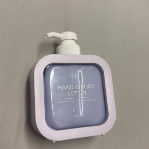 Hand & Body Lotion - Oanvänd Hand & Body Lotion med doft av Fresh Flower. Kommer i en fyrkantig lila flaska med vit pump. Perfekt för att återfukta både händer och kropp. Den går att refilla, säljer pga att den aldrig kom till användning 